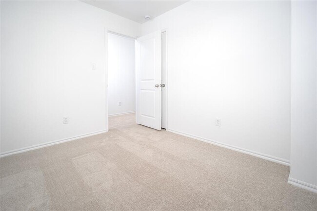 Building Photo - 2023 Delphine Dr