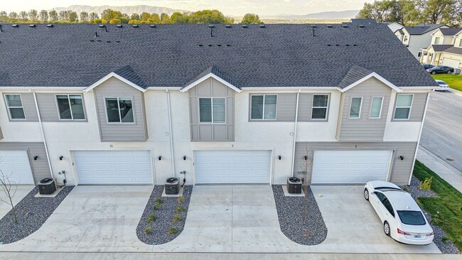 Building Photo - Beautifule New Townhome in Salem