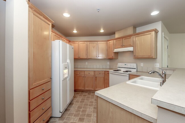 Building Photo - Low Maintenance 3 Bedroom Condo