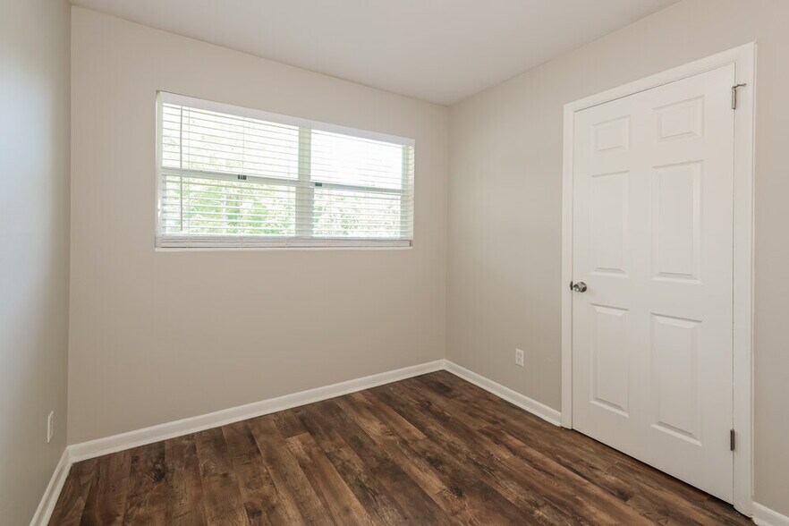 Building Photo - 2219 Limoges Dr E