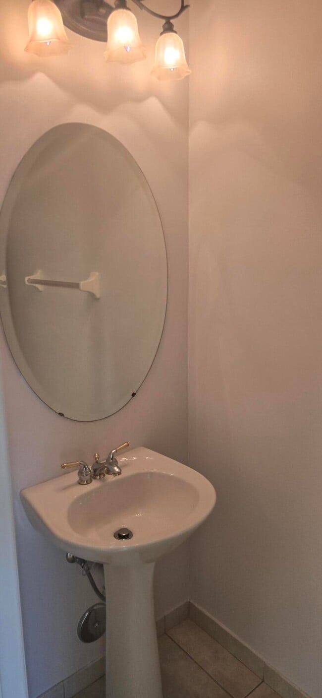 Building Photo - 2919 Crestwood Ter