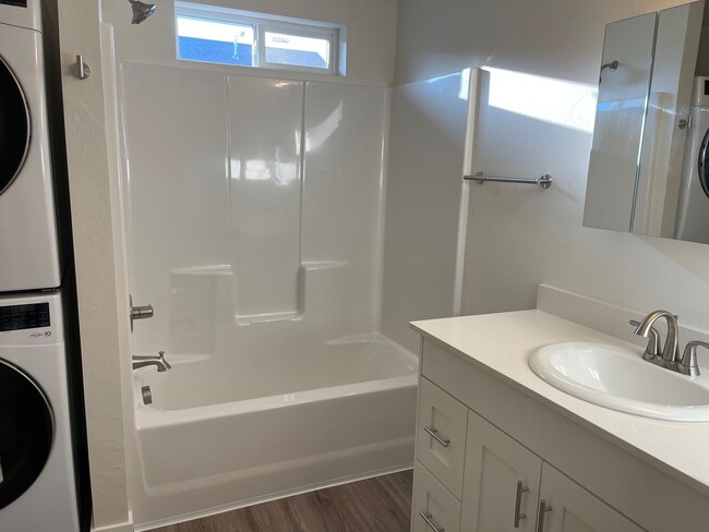 Building Photo - End Townhouse Unit in South Medford/Phoenix Area
