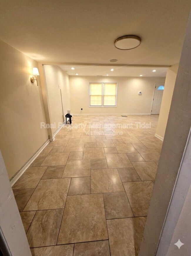 Building Photo - 1072 Level Green Blvd