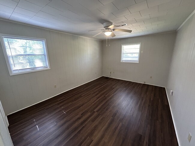 Building Photo - 122 Plaza Dr