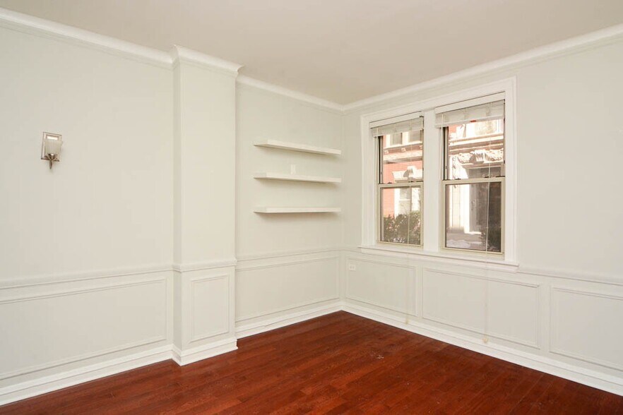 Building Photo - 529 W Surf St