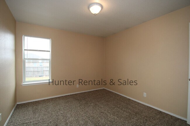 Building Photo - Conveniently Located!!!