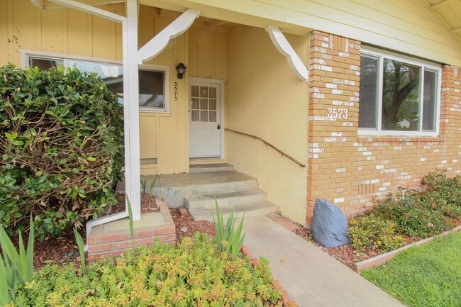 Building Photo - 4-Bedroom House with Fenced Backyard **Fresh Paint and New Flooring