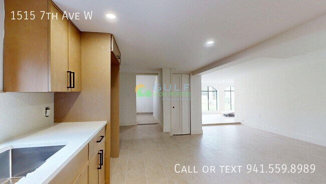 Building Photo - 1515 7th Ave W