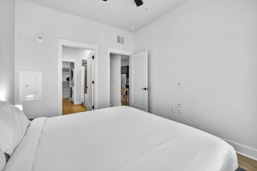 Building Photo - 1001 N Himes Ave