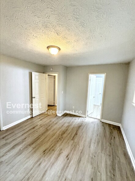 Building Photo - 8802 Homewood Dr