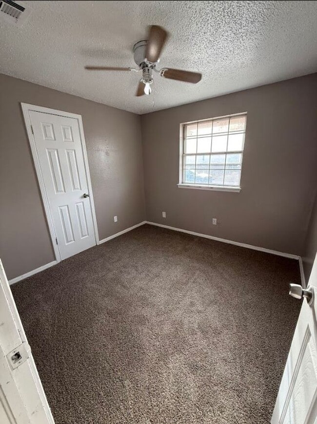 Building Photo - 4 BedroomHome Available!