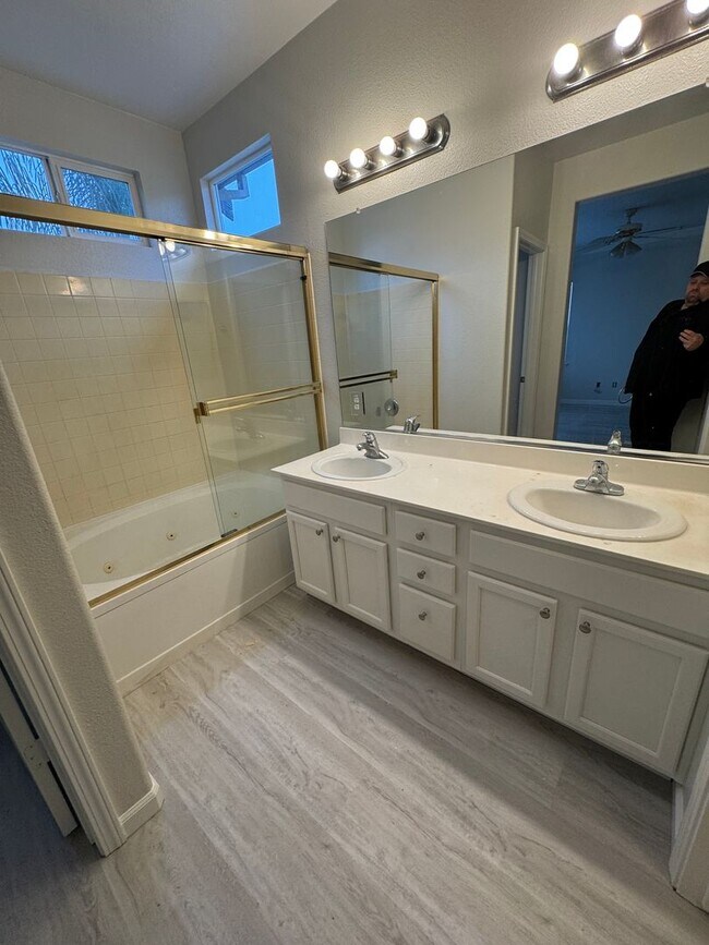 Building Photo - Great 5 bedroom 2.5 bath home in desirable Brentwood neighborhood! Crown molding in living room w...