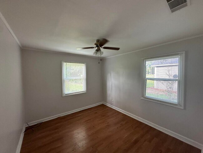 Building Photo - 1305 8th Ave