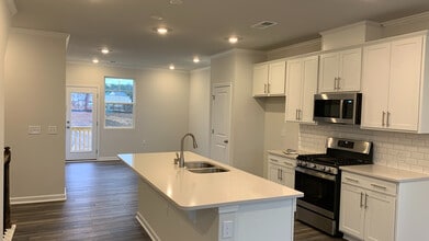 Building Photo - Room in Townhome on Chert Ln