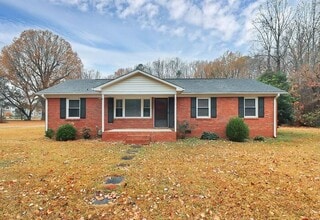Building Photo - 3BD/1BA All Brick Ranch on One Acre!