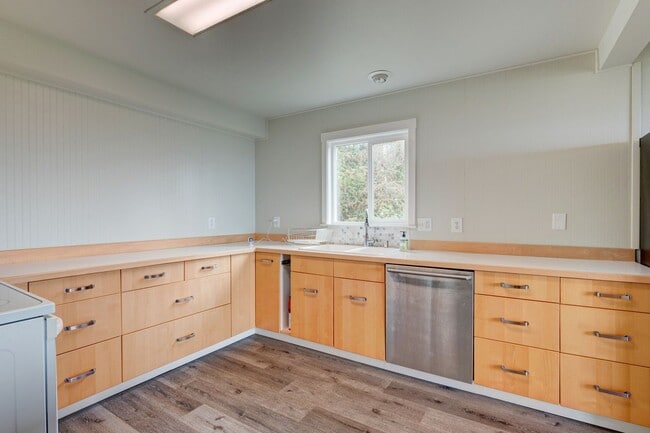 Building Photo - 3 Bedroom Condo on West Beach Bluffs