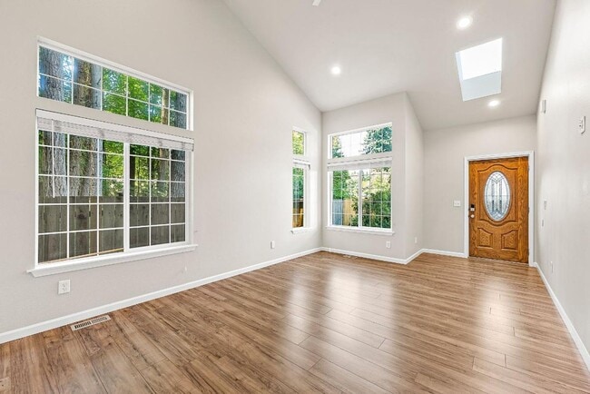 Building Photo - Updated 3 Bed Home for Rent in Lacey | Vau...