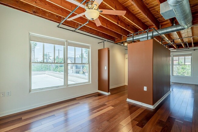 Building Photo - Live Downtown! Move Right In!