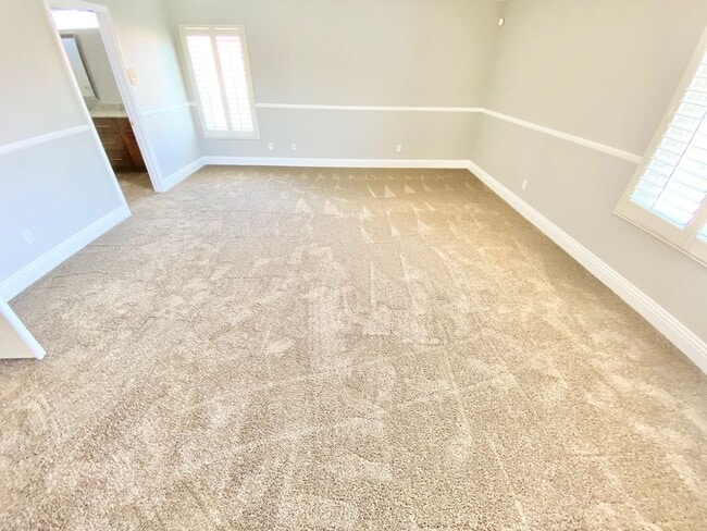 Building Photo - BEAUITFUL GATED PROPERTY 6 BEDROOMS/3 FULL...