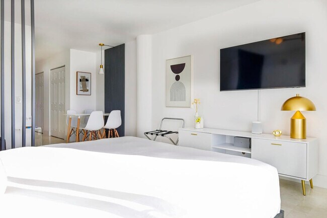 Building Photo - 212 West Dr