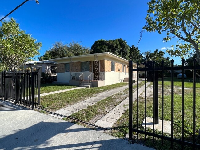 Building Photo - 246 NW 49th St