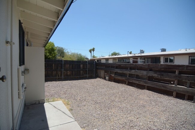 Building Photo - Spacious 2 Bedroom 1 Bath Duplex! Central ...