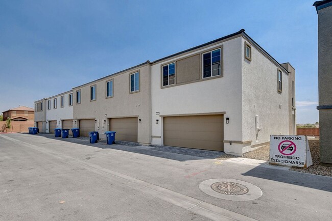 Building Photo - BRAND NEW TOWNHOME OFF 215 AND RUSSELL * N...