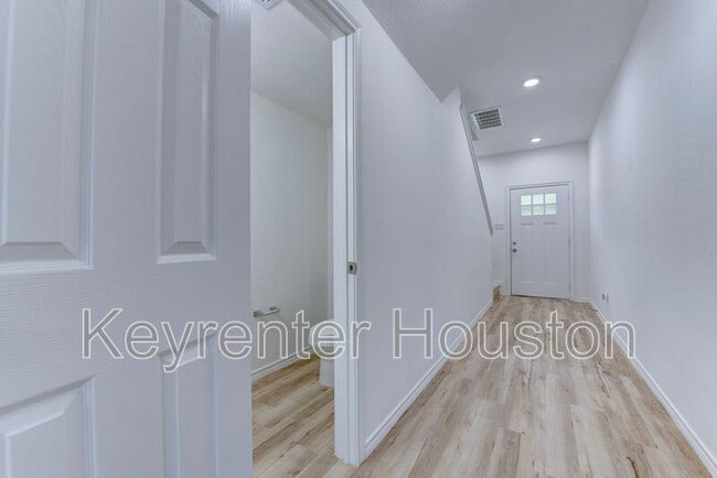 Building Photo - 8203 Woodlyn Rd