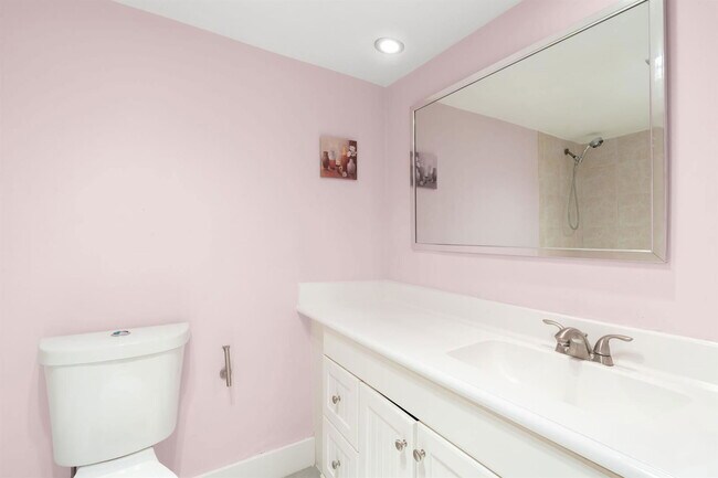 Building Photo - 500 Oaks Ln