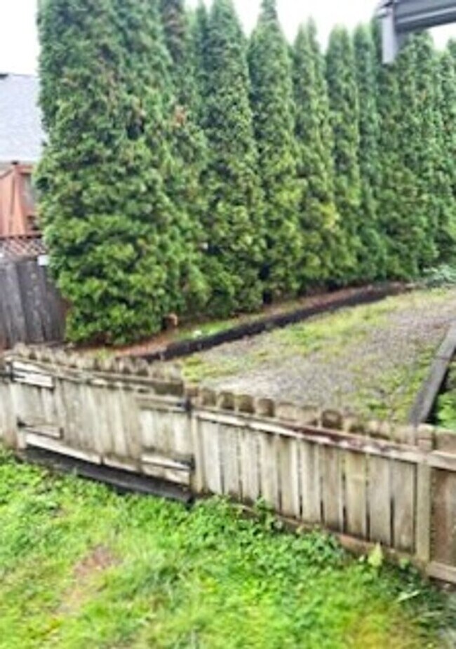 Building Photo - Lovely 3 Bedroom Recently Renovated!