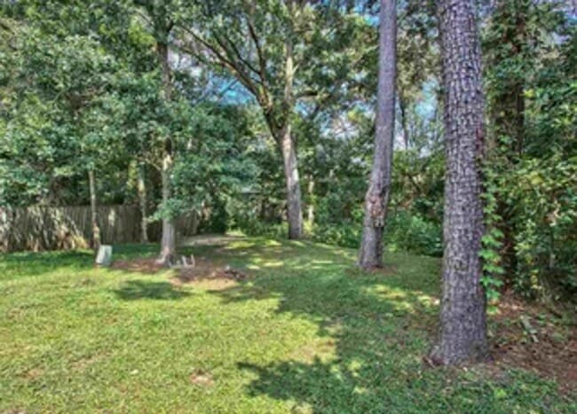Building Photo - Charming Townhouse NW Tallahassee