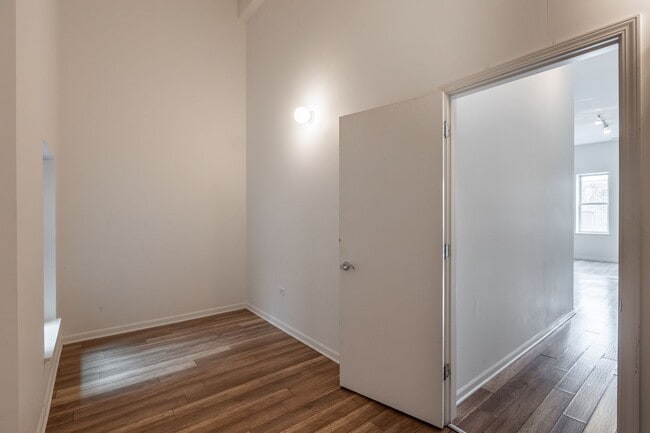 Building Photo - Spacious 3 Bed 2 Bath Duplex Up, In unit W/D in Humboldt Park!