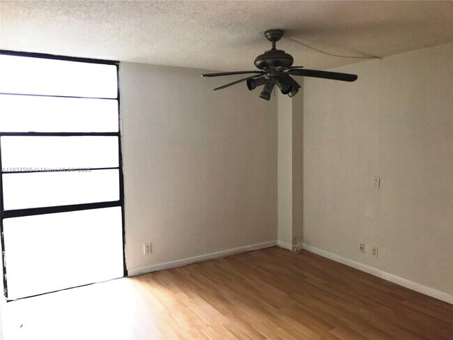 Building Photo - 3475 N Country Club Dr