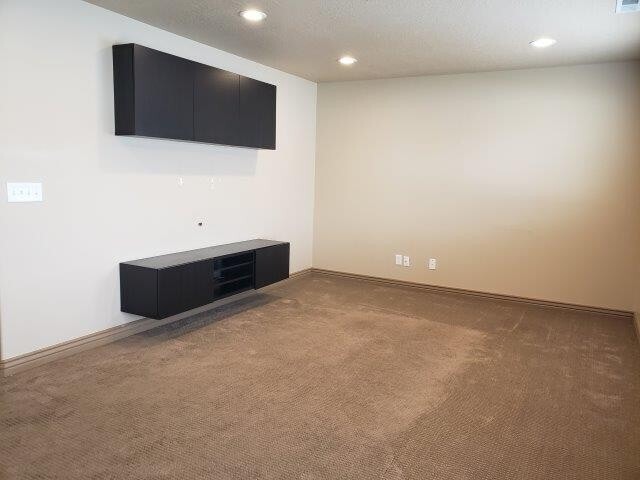 Building Photo - 2 Weeks Free on This Beautiful 4 Bed 3 Bath Home in West Haven!