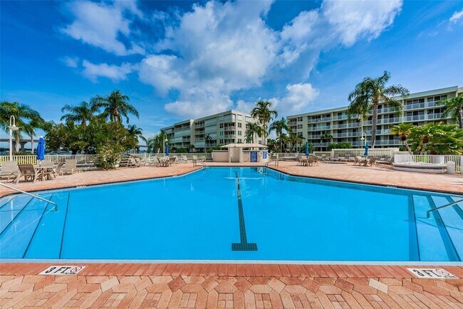 Building Photo - 6061 Bahia Del Mar Cir N