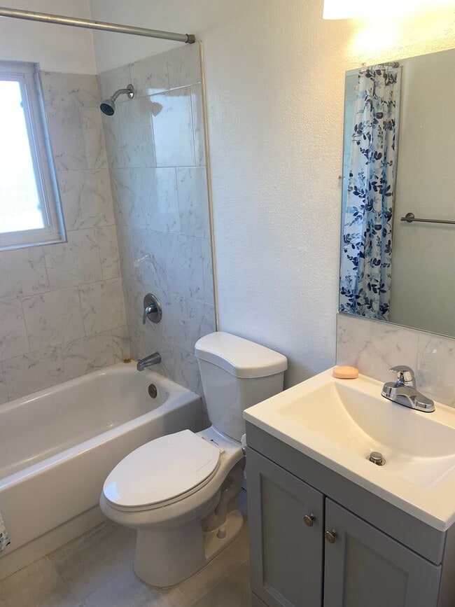 Building Photo - Single Story 3 bdrm 2 bath