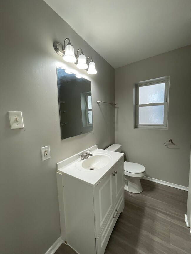 Building Photo - Three Bedroom Single Family Home Close to ...