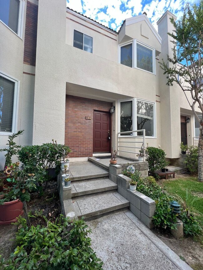 Primary Photo - >>> THREE BEDROOM + THREE BATHS TOWNHOUSE ...