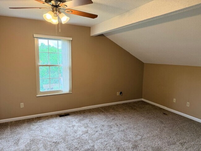 Building Photo - Maryville City 37804 - 4 bedroom, 3 bath Townhome - Contact Troy Adams (865) 233-6949