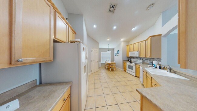 Building Photo - 4 BR 3 BA          POOL HOME    Highlands ...