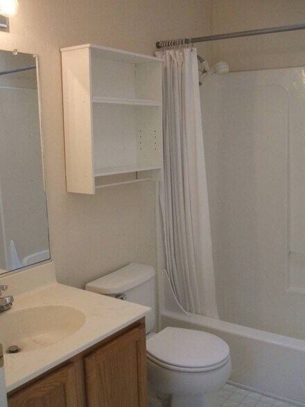 Bathroom 1 - 132 Walti St