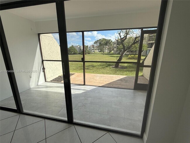 Building Photo - 210 Lakeview Dr