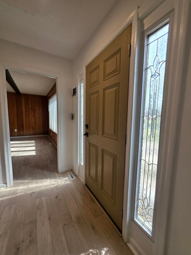 Building Photo - 8241 Robin Hood Dr