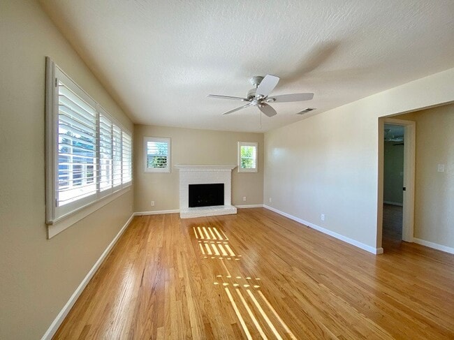 Building Photo - Centrally Located Three Bedroom North Napa Home