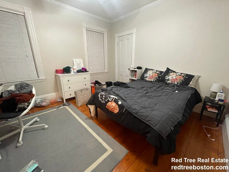 Building Photo - 62 Chestnut St