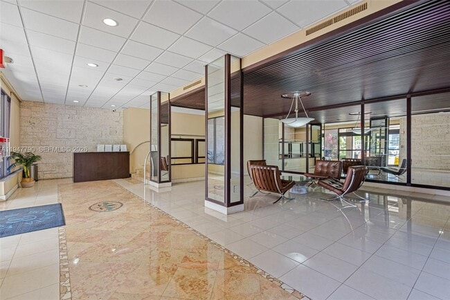 Building Photo - 3375 N Country Club Dr