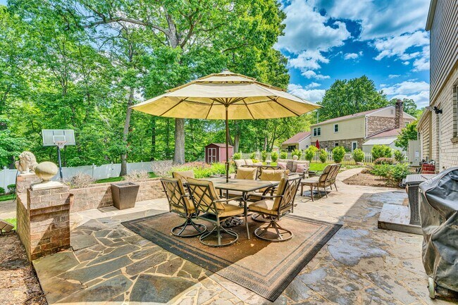 Building Photo - Modern 4 BR Colonial Retreat in River Bend...