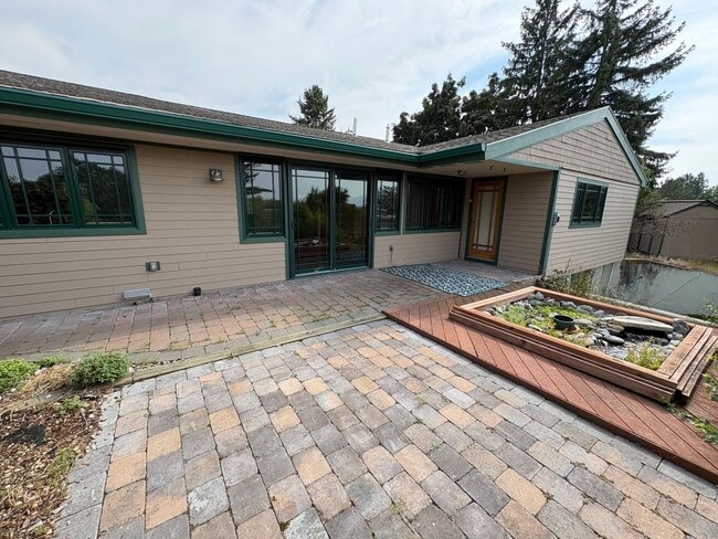 Building Photo - 631 W Crestline Dr