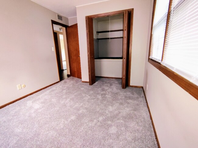 Building Photo - 664 E 12th St