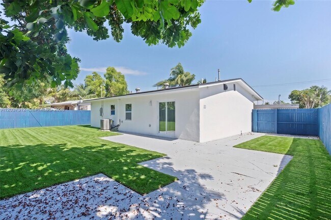 Building Photo - 1473 NE 30th Ct